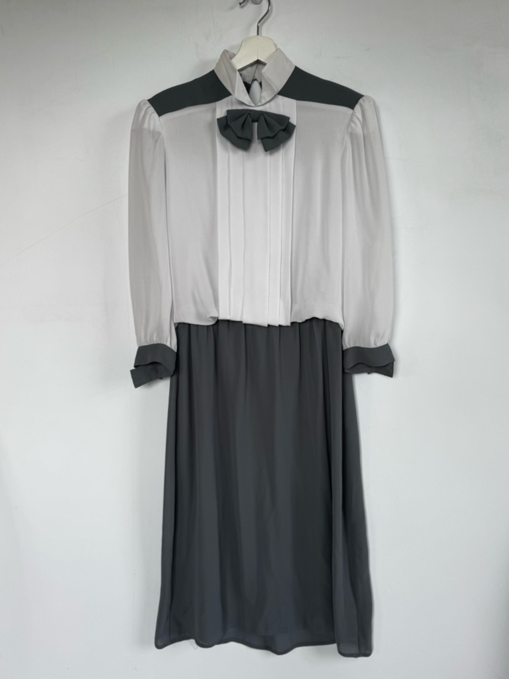 Vintage In The Mood Classic Two-Tone Bow-Detail Midi Dress in White and Gray